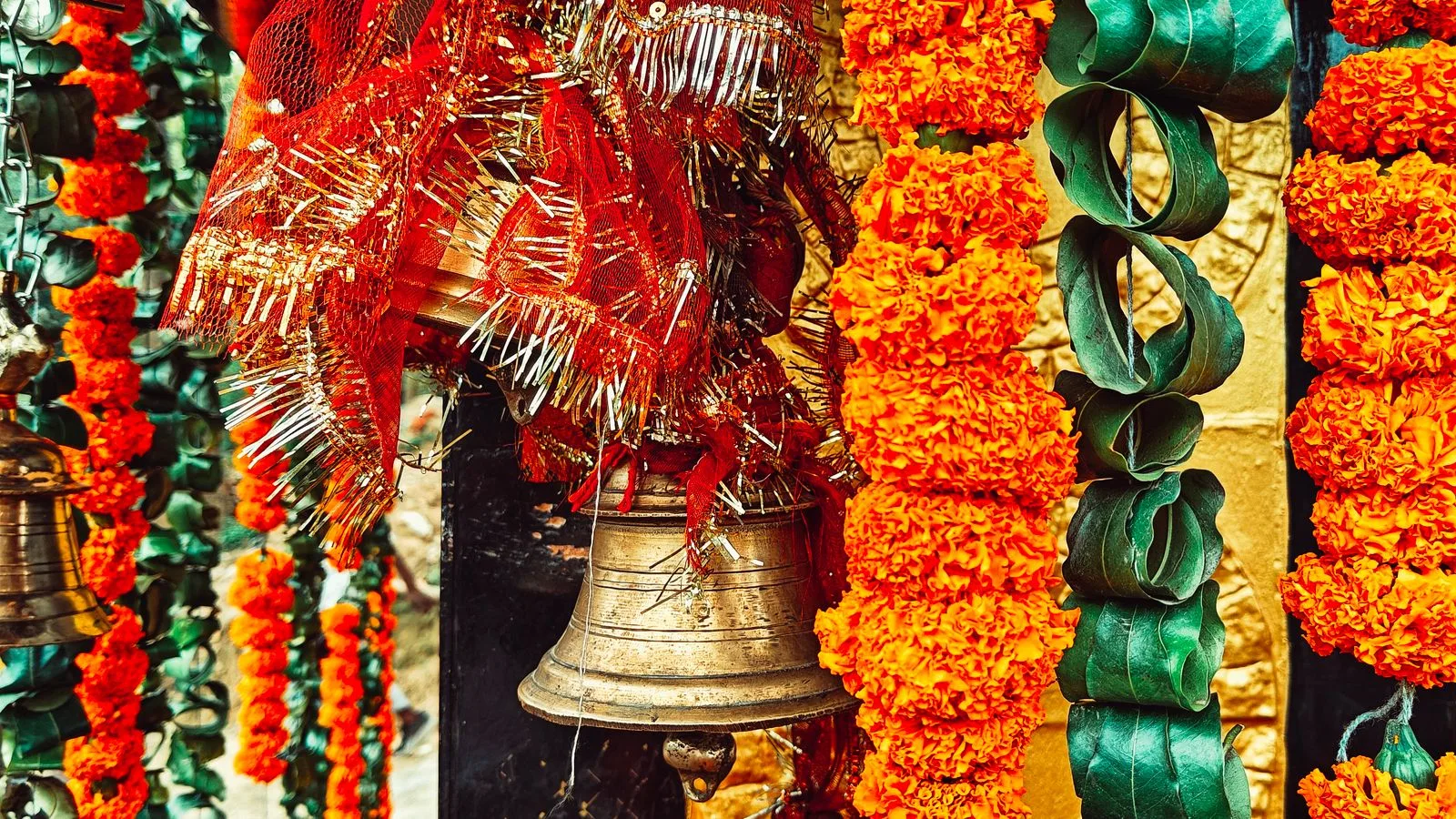मंदिर की घंटियाँ और गेंदे के फूल