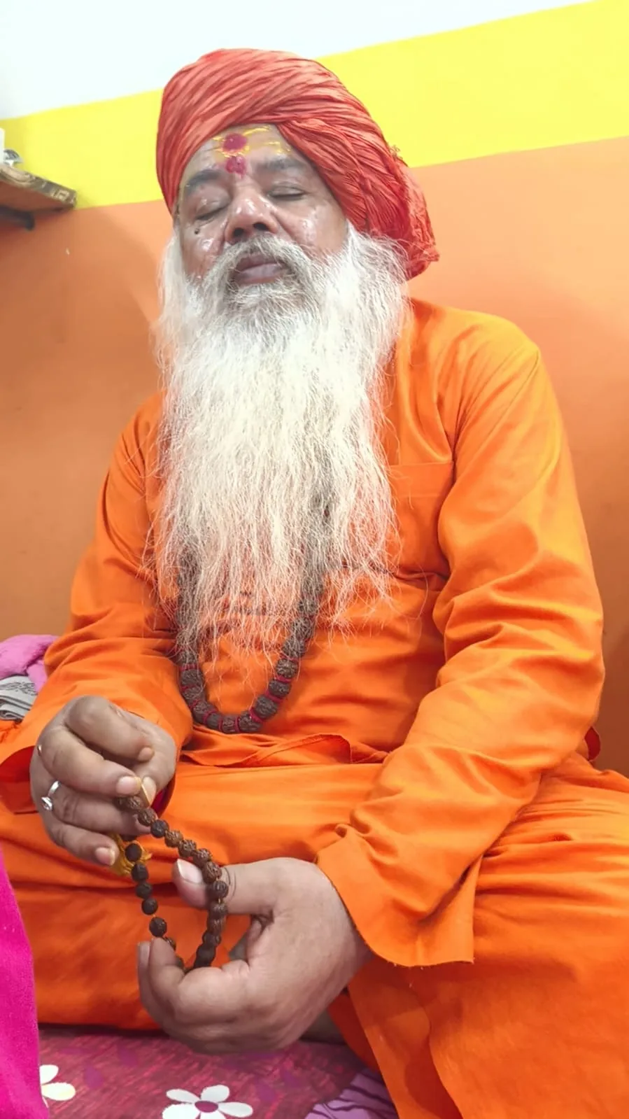 हवन में श्रद्धालु की ध्यान-मुद्रा