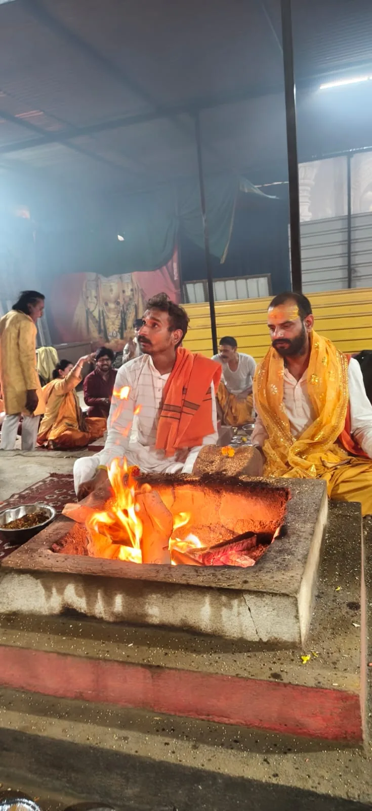 पंडित दीपक शर्मा हवन करते हुए