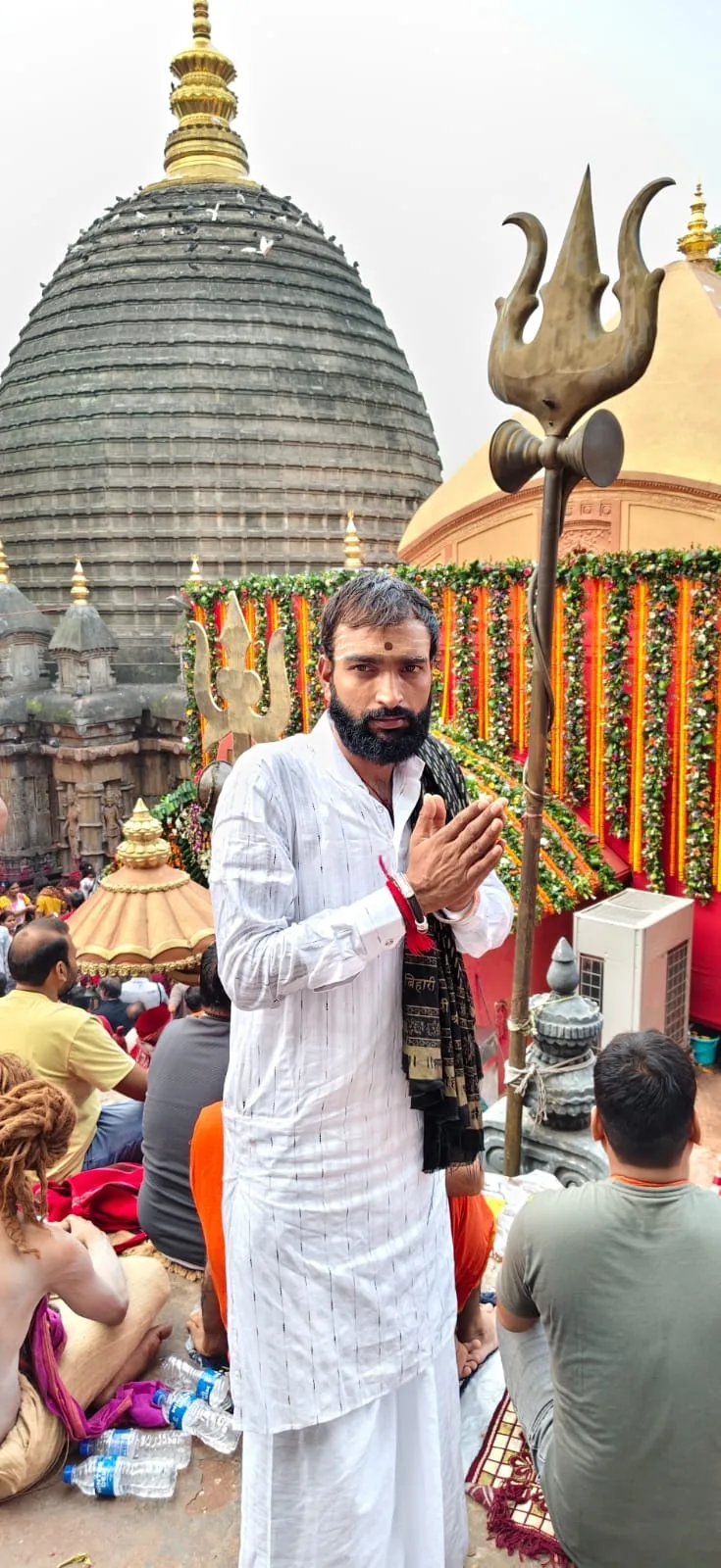 पंडित दीपक शर्मा अभिवादन मुद्रा में