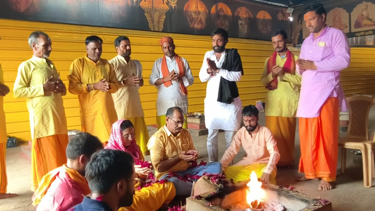 पंडित दीपक शर्मा और उनकी पुजारी टीम हवन करते हुए