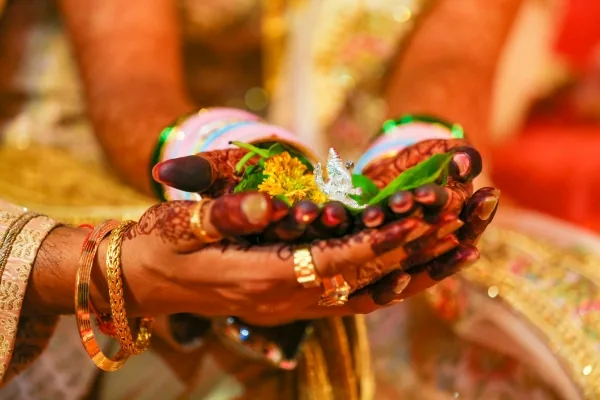 विवाह की प्रार्थना में हाथों में श्रीफल